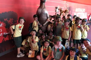 Schoolgroup Kangaroostatue