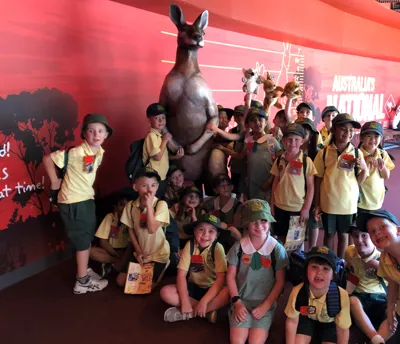 Schoolgroup Kangaroostatue